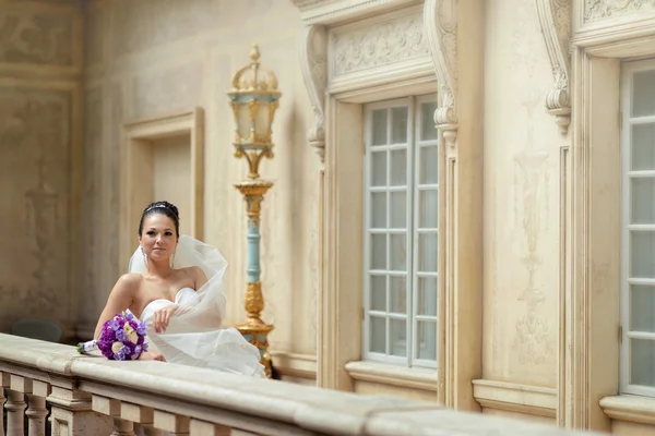 Красивая брюнетка невеста в свадебном платье — стоковое фото