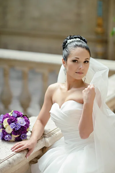 Schöne brünette Braut im Brautkleid — Stockfoto