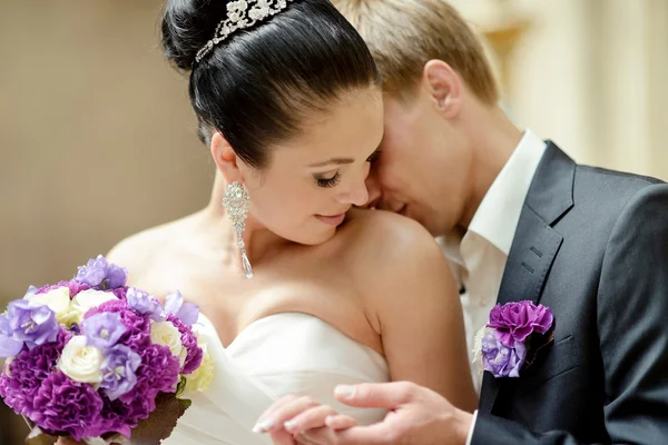 Schönes Hochzeitspaar — Stockfoto