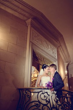 Evlilik çift balkonda sarılma