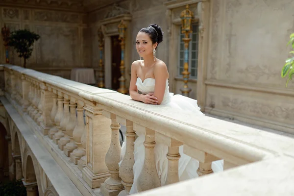 Schöne Braut im Brautkleid — Stockfoto