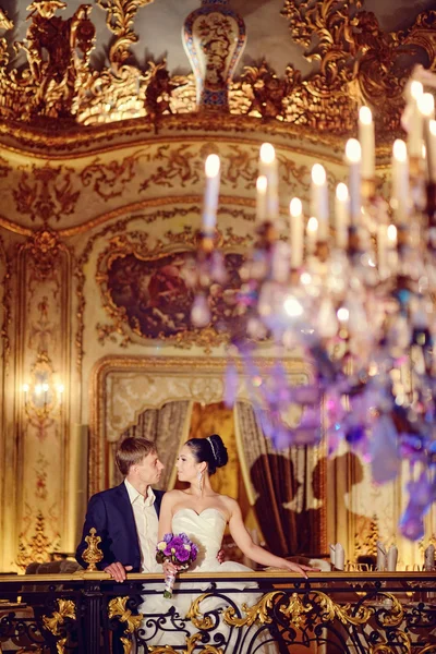 Matrimonio coppia in interni eleganti — Foto Stock