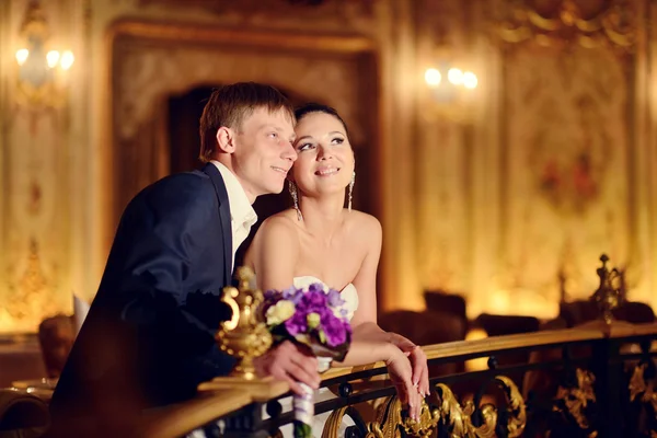 Casamento casal em interior elegante — Fotografia de Stock