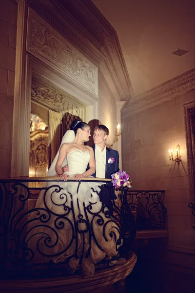 Matrimonio coppia in interni eleganti — Foto Stock