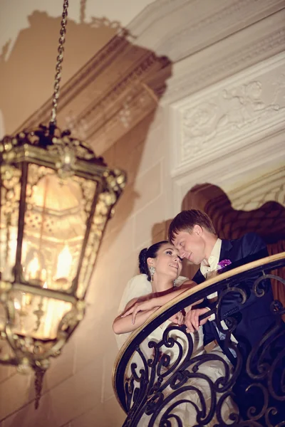 Matrimonio coppia abbracciare sul balcone — Foto Stock