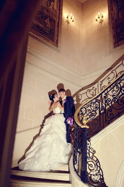 Casamento casal abraçando em escadas — Fotografia de Stock