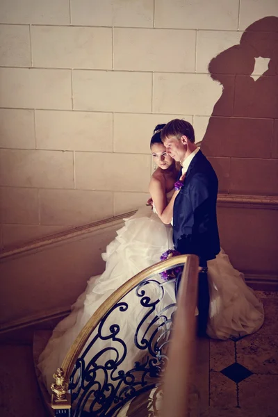 新婚夫妇在楼梯上的拥抱 — 图库照片