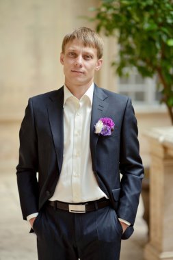 Yakışıklı damat takım elbise