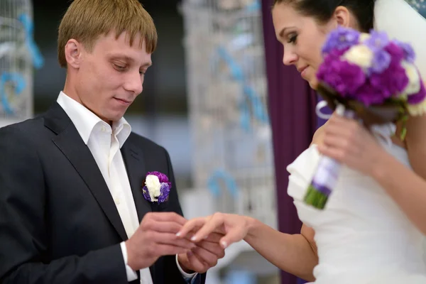Bruden och brudgummen registrera äktenskapet — Stockfoto