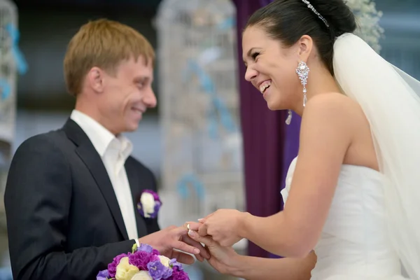 Novia y novio registrando el matrimonio — Foto de Stock