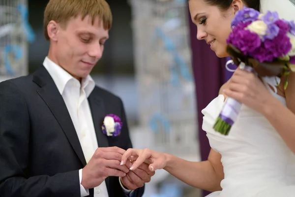 Bruid en bruidegom registratie huwelijk — Stockfoto