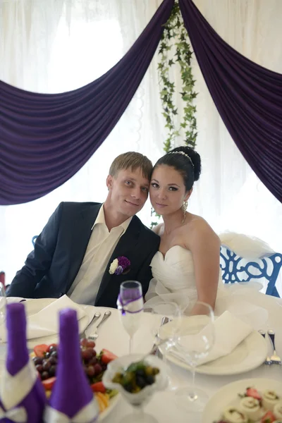 Wedding couple in restaurant — Stock Photo, Image