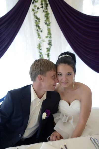 Pareja de boda en el restaurante — Foto de Stock