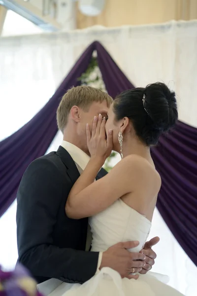 Casal de casamento no restaurante — Fotografia de Stock