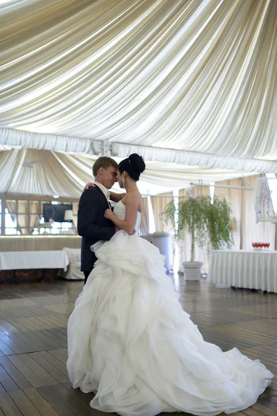 Casal de casamento dançando no restaurante — Fotografia de Stock