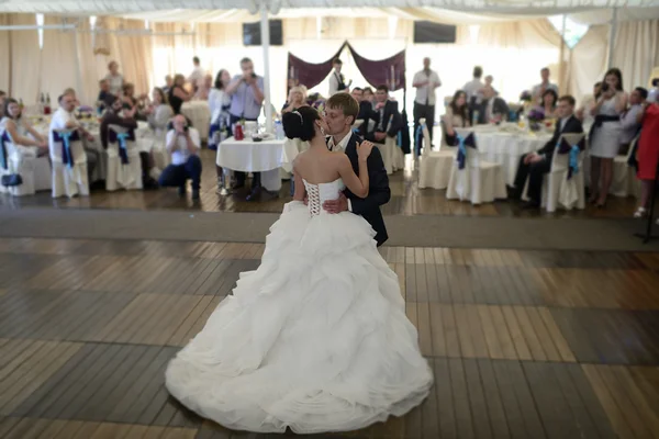 Bruidspaar dansen in restaurant — Stockfoto