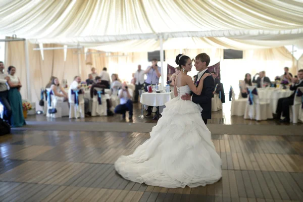 Couple de mariage dansant au restaurant — Photo