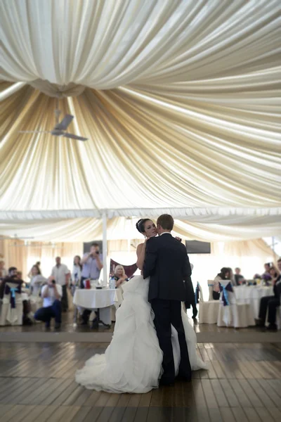 Casal de casamento dançando no restaurante — Fotografia de Stock