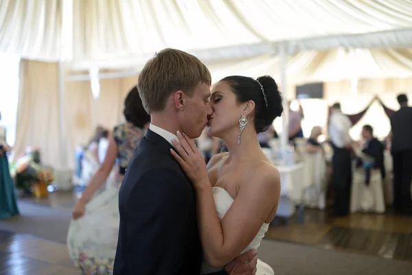 Casal de casamento dançando no restaurante — Fotografia de Stock