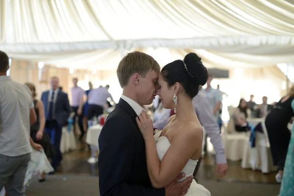 Casal de casamento dançando no restaurante — Fotografia de Stock