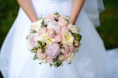 park içinde güzel bir gelin