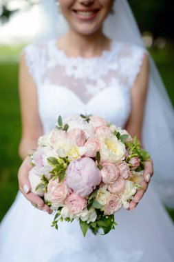 park içinde güzel bir gelin