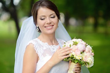 park içinde güzel bir gelin