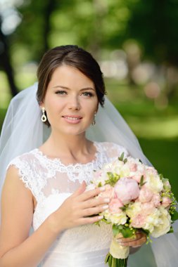 park içinde güzel bir gelin