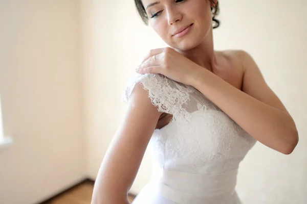 Pięknej narzeczonej na sobie suknię ślubną — Zdjęcie stockowe