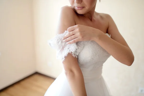 Vestido de noiva bonita vestindo vestido de casamento — Fotografia de Stock