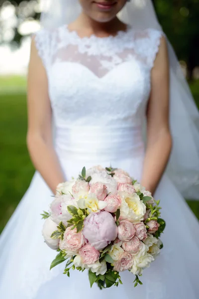 Beautiful bride in park — Stock Photo, Image