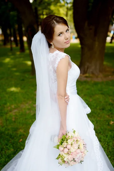 Beautiful bride in park — Stock Photo, Image