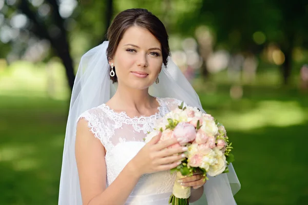 Beautiful bride in park — Stock Photo, Image