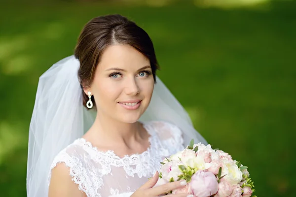 Beautiful bride in park — Stock Photo, Image