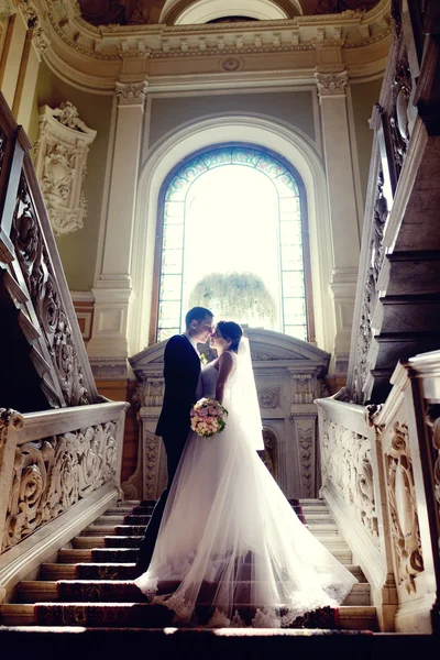 Schönes Hochzeitspaar im eleganten Interieur — Stockfoto