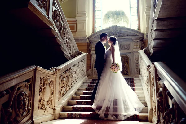 Hermosa pareja de boda en el interior elegante — Foto de Stock