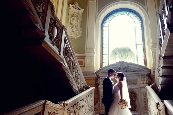 Mooie bruidspaar in elegant interieur — Stockfoto