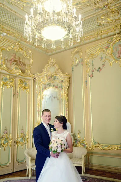 Beautiful wedding couple in elegant interior — Stock Photo, Image