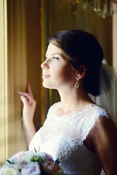 Beautiful bride with hairstyle and makeup — Stock Photo, Image