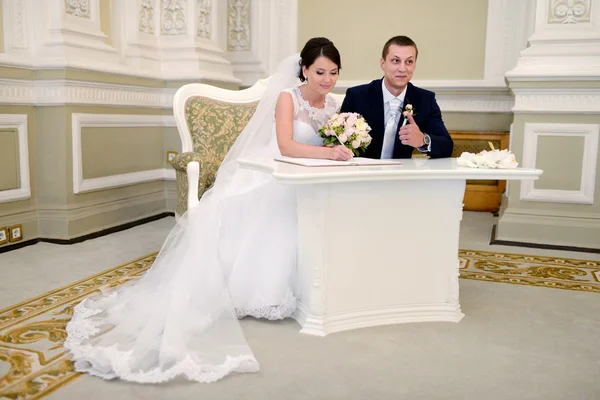 Nevěsta a ženich registraci manželství — Stock fotografie