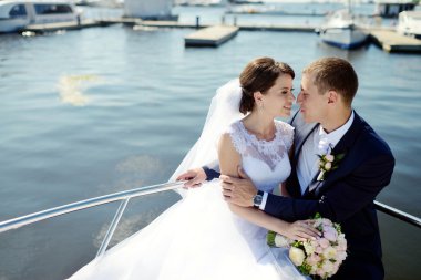 Yatta sarılma Düğün çifti