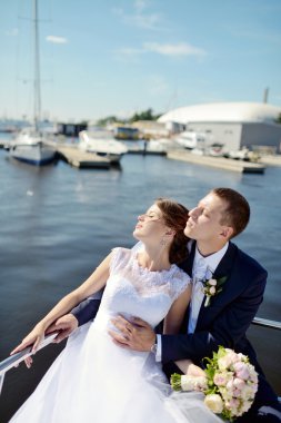 Yatta sarılma Düğün çifti