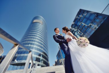 Güzel düğün çifti sarılma