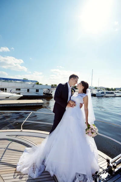 Hochzeitspaar umarmt sich auf Jacht — Stockfoto