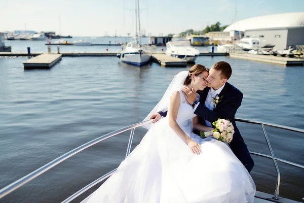 Hochzeitspaar umarmt sich auf Jacht — Stockfoto