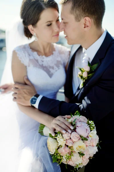 Hochzeitspaar umarmt sich auf Jacht — Stockfoto