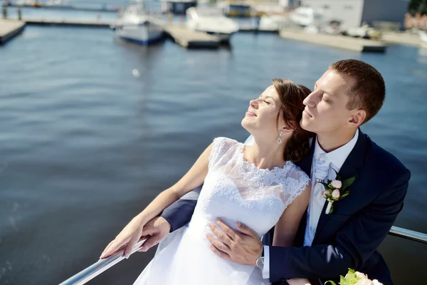 Yatta sarılma Düğün çifti