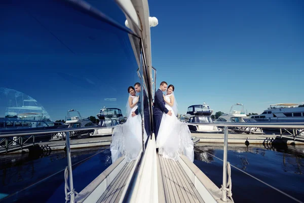 Весільна пара обіймає яхту — стокове фото