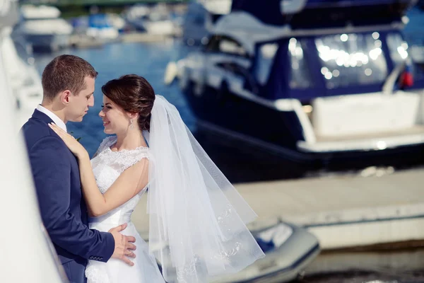 Wedding couple hugging on yacht — Stock Photo, Image