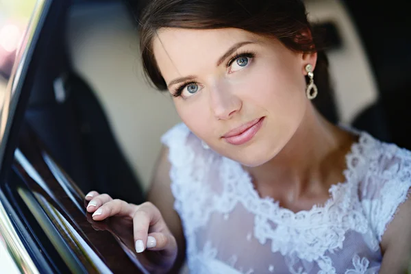 Beautiful bride in car — Stock Photo, Image